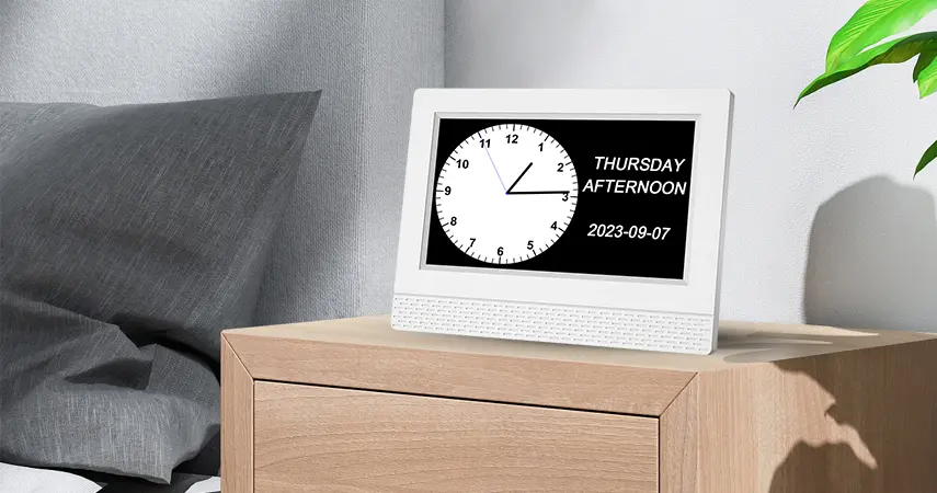 Ancianos con discapacidad visual y pérdida de memoria giran el reloj de la pared