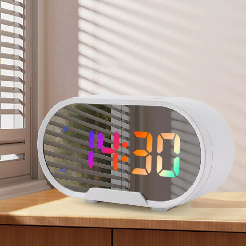 Al lado del reloj digital