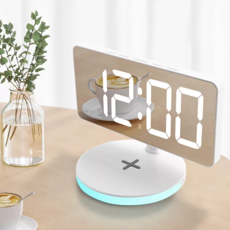 Reloj de carga inalámbrico con luz nocturna RGB y pantalla blanca